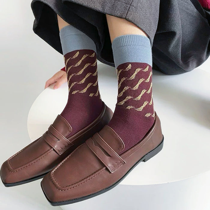Model wearing a pair of brown cotton socks, ideal for everyday outfits and sneakers.