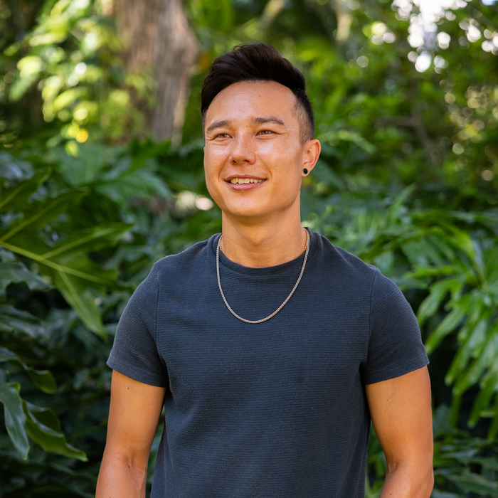 A man in a tropical garden wearing a 2.5mm Espiga Chain in Sterling Silver