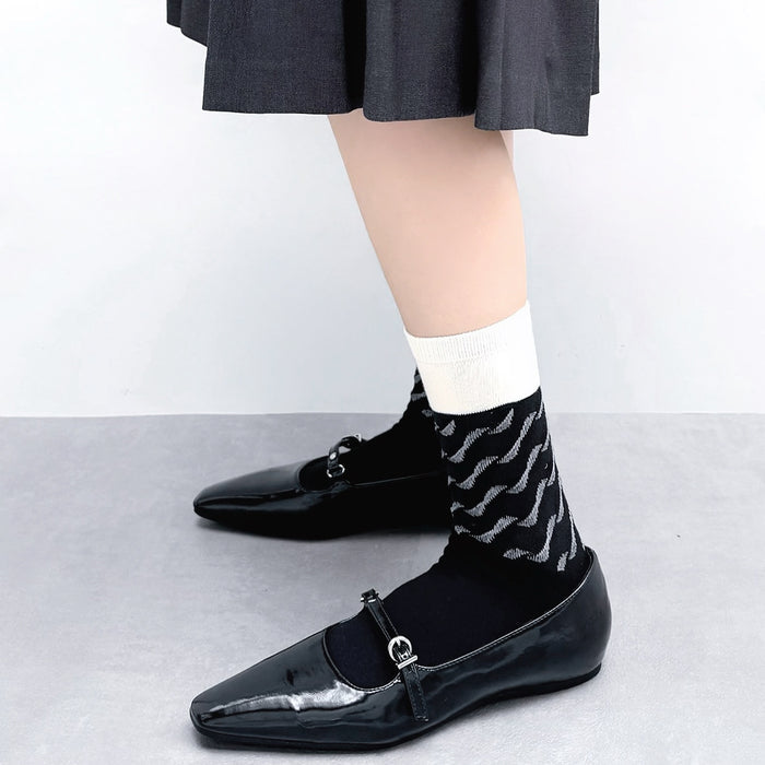 Model wearing a pair of Classical Wave Rhythm Socks in black, ideal for workouts and commuting.