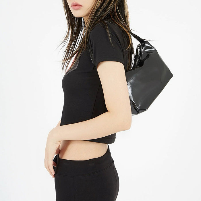 Model carrying a black Cool Patent Leather bag on the shoulder, easy for commuting and weekends.