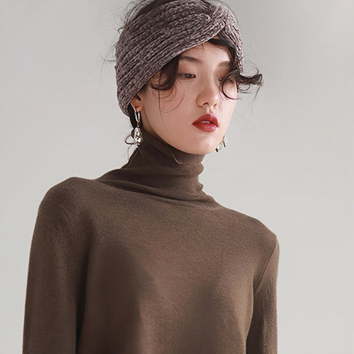 Model wearing a rosy brown headband, ideal for everyday outfits and office looks.