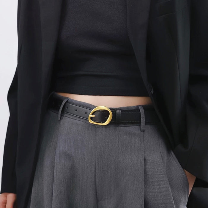 Model wearing the black belt with a curved oval gold buckle, versatile matching for casual outfits