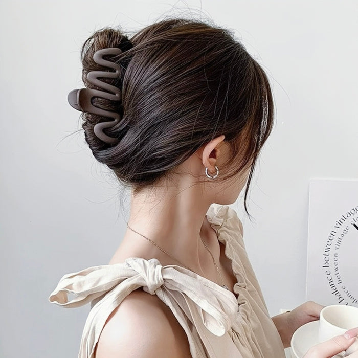 Model wearing  Elegant Wave Hair Claw in dark khaki, ideal for quick updos and ponytails.