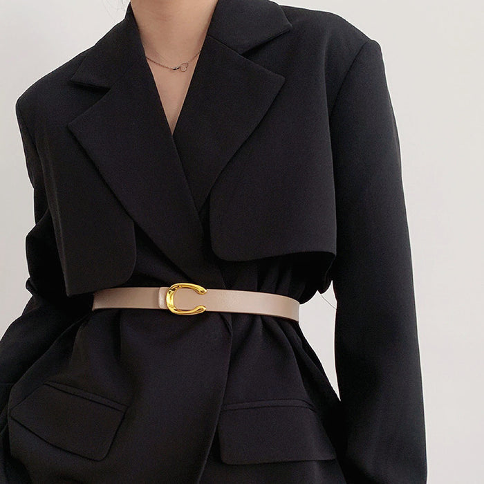 Model wearing the grey Gold C Buckle belt, versatile matching for casual outfits
