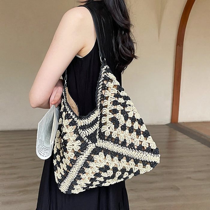 Model carrying a black tote bag on the shoulder, easy for commuting and weekends.