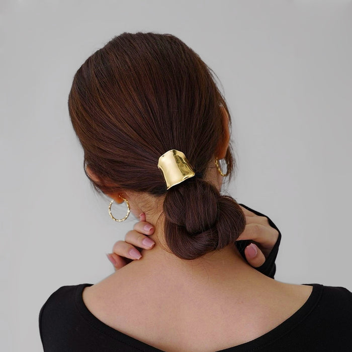 Close-up of Metallic Wave Hair Cuff hair accessory in gold, easy for workdays and special occasions.