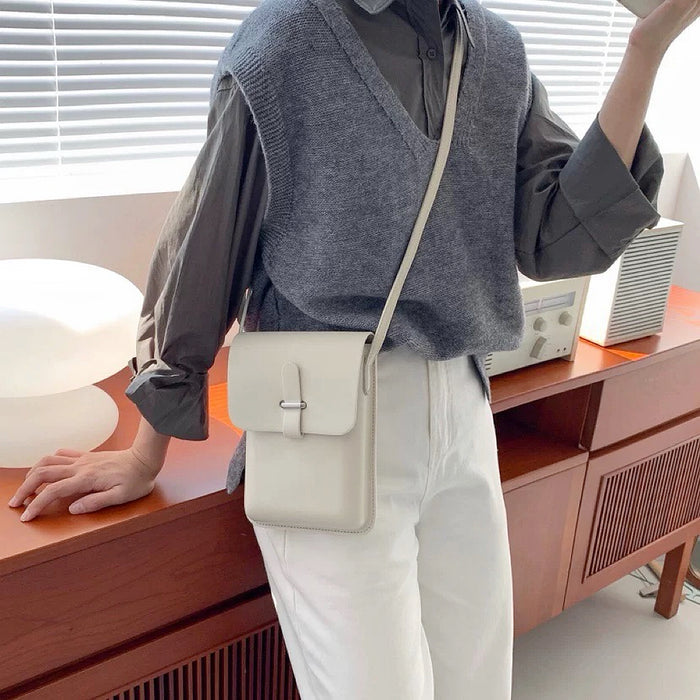 Model carrying a white crossbody bag on the shoulder, easy for commuting and weekends.