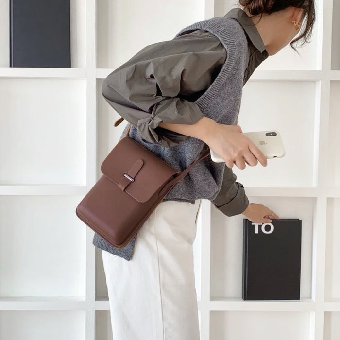 Model carrying a brown bag as crossbody, ideal for city walks and gifting.