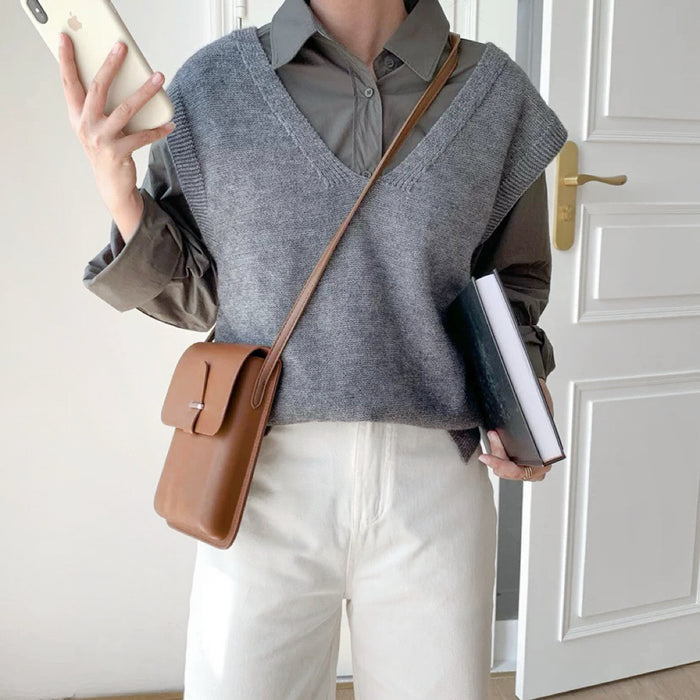 Model carrying a khaki bag as crossbody, easy for commuting and weekends.