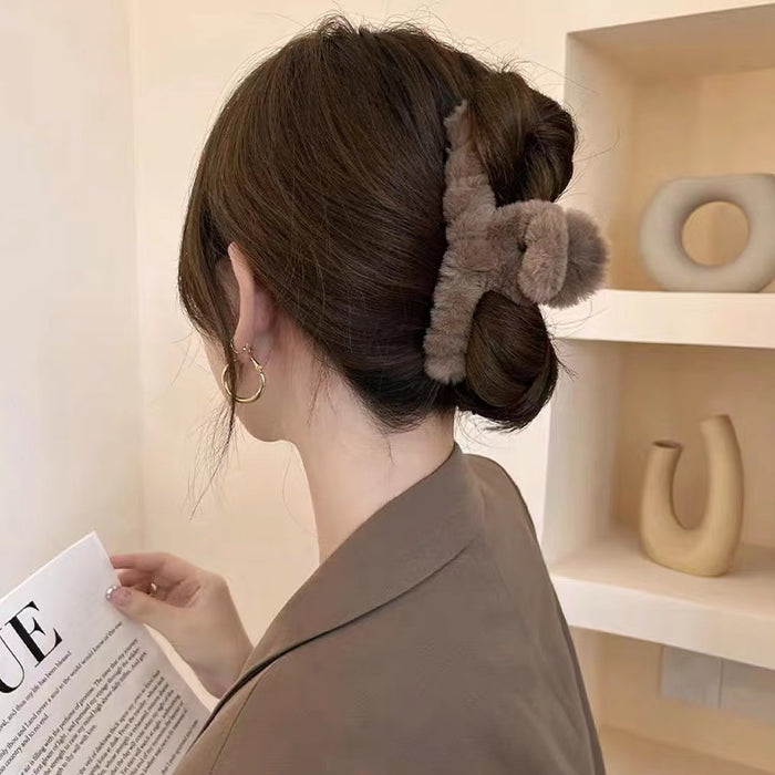 Model wearing a coffee brown Plush Hair Claw, easy for workdays and special.