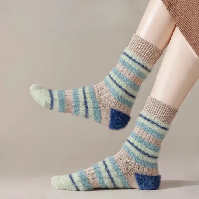Model wearing a pair of khaki striped socks, ideal for everyday outfits and sneakers.