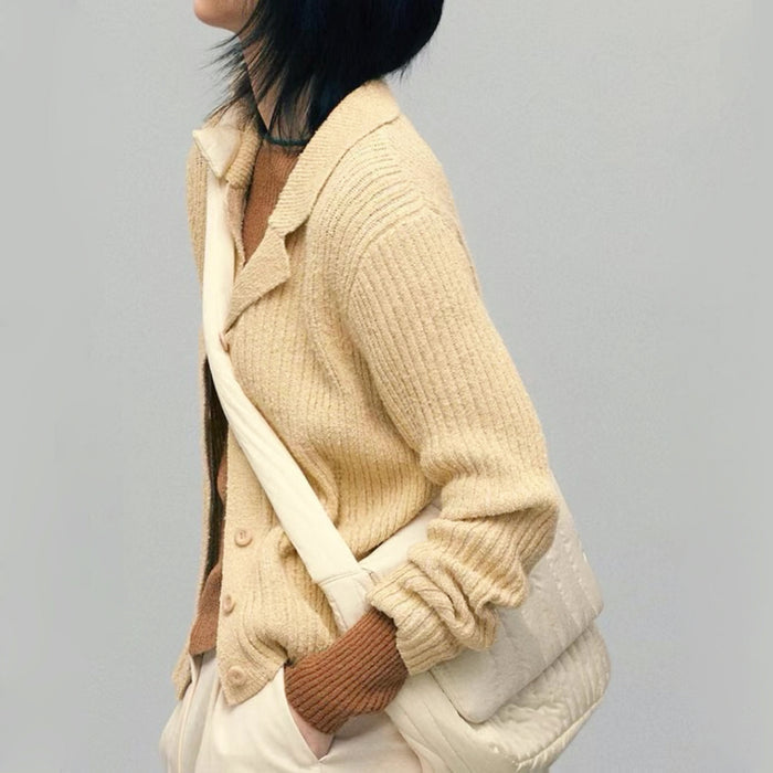 Model carrying a white polyester bag on the shoulder, easy for commuting and weekends.