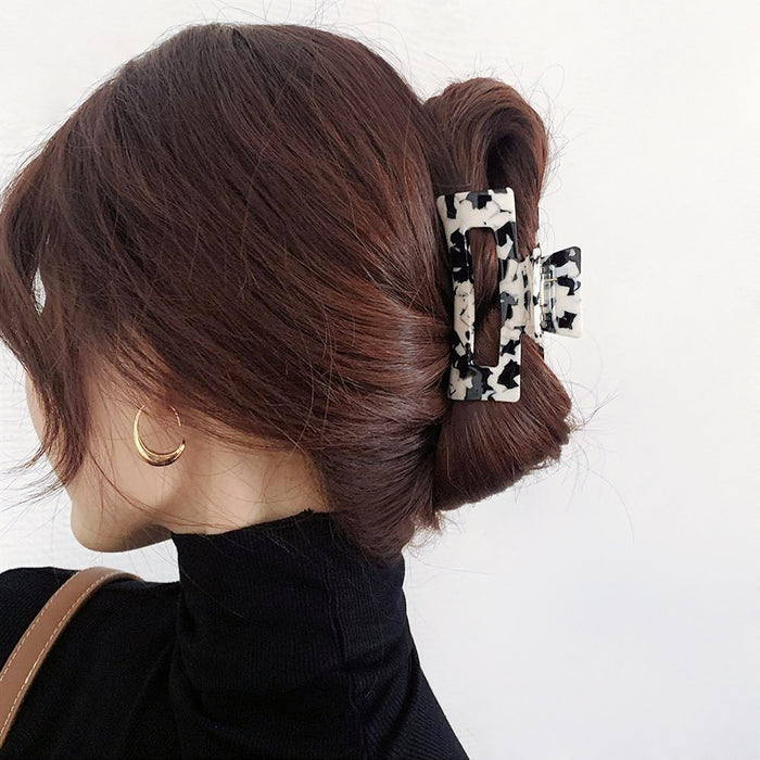 Model wearing Rectangle Hair Claw in black, easy for workdays and special occasions.
