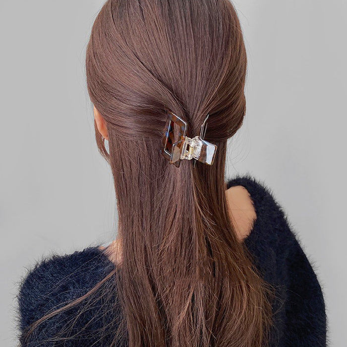 Model wearing Retro Hair Claw in cube shape, easy for workdays and special occasions.