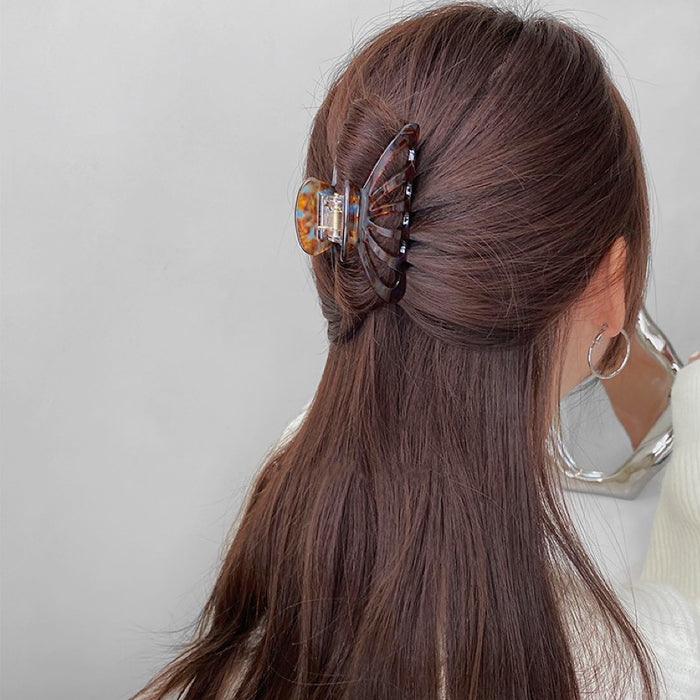 Model wearing a Retro Hair Claw in latern shape, ideal for quick updos and ponytails.