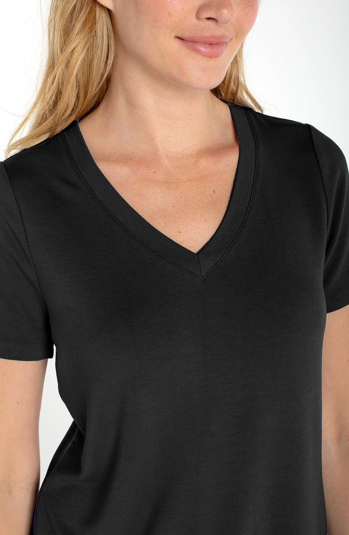 Short Sleeve V-neck Knit Tee in Black