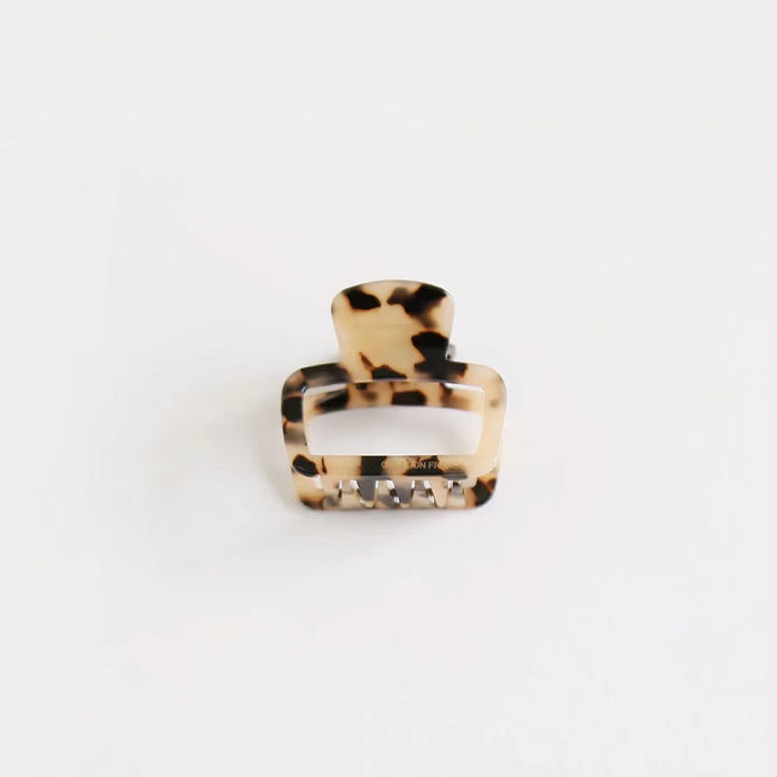 Light leopard pattern square claw on clean background, suited for neutral-toned casual outfits.