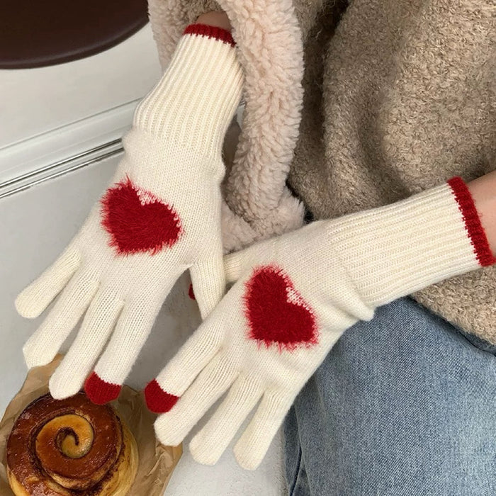 Sweetheart knitted gloves in cream/white with heart detail, flat lay; cozy winter accessory for daily use.